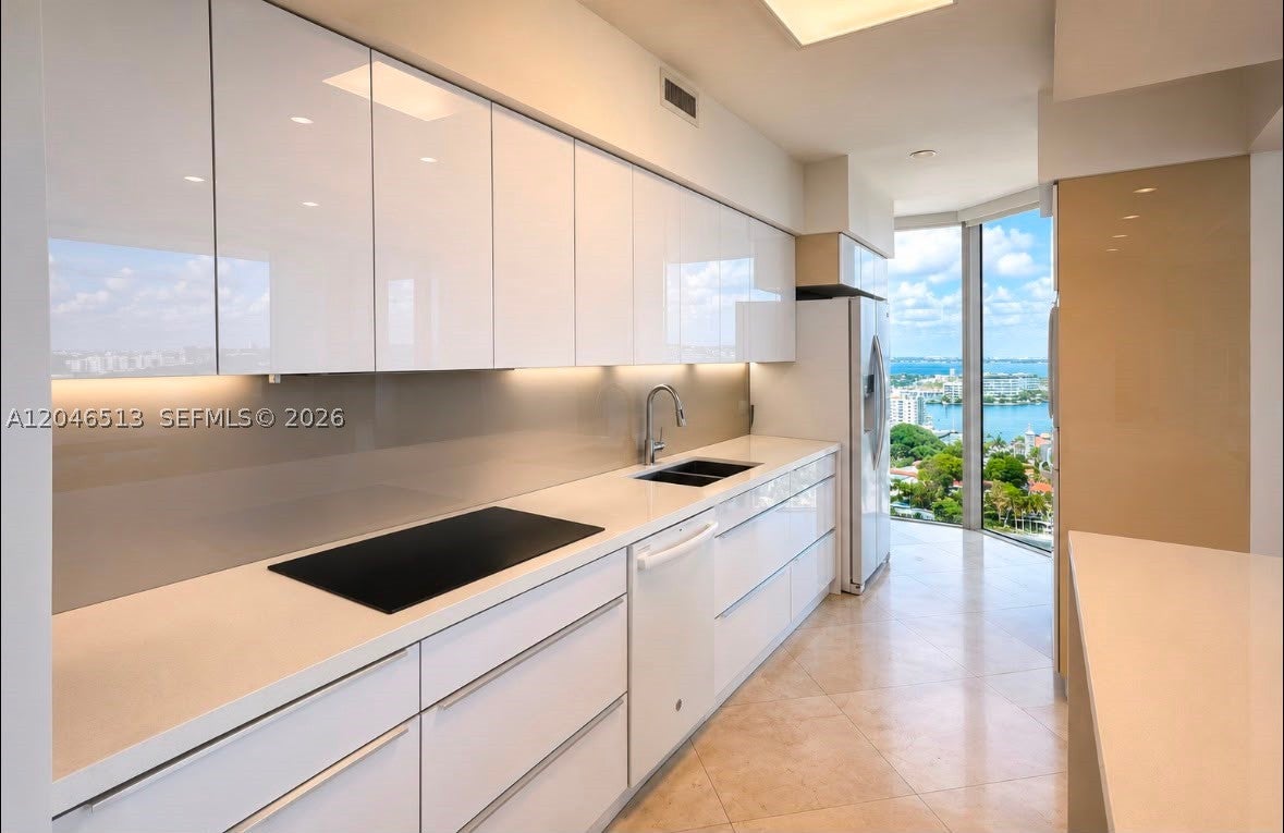 4775 Collins Ave 2407