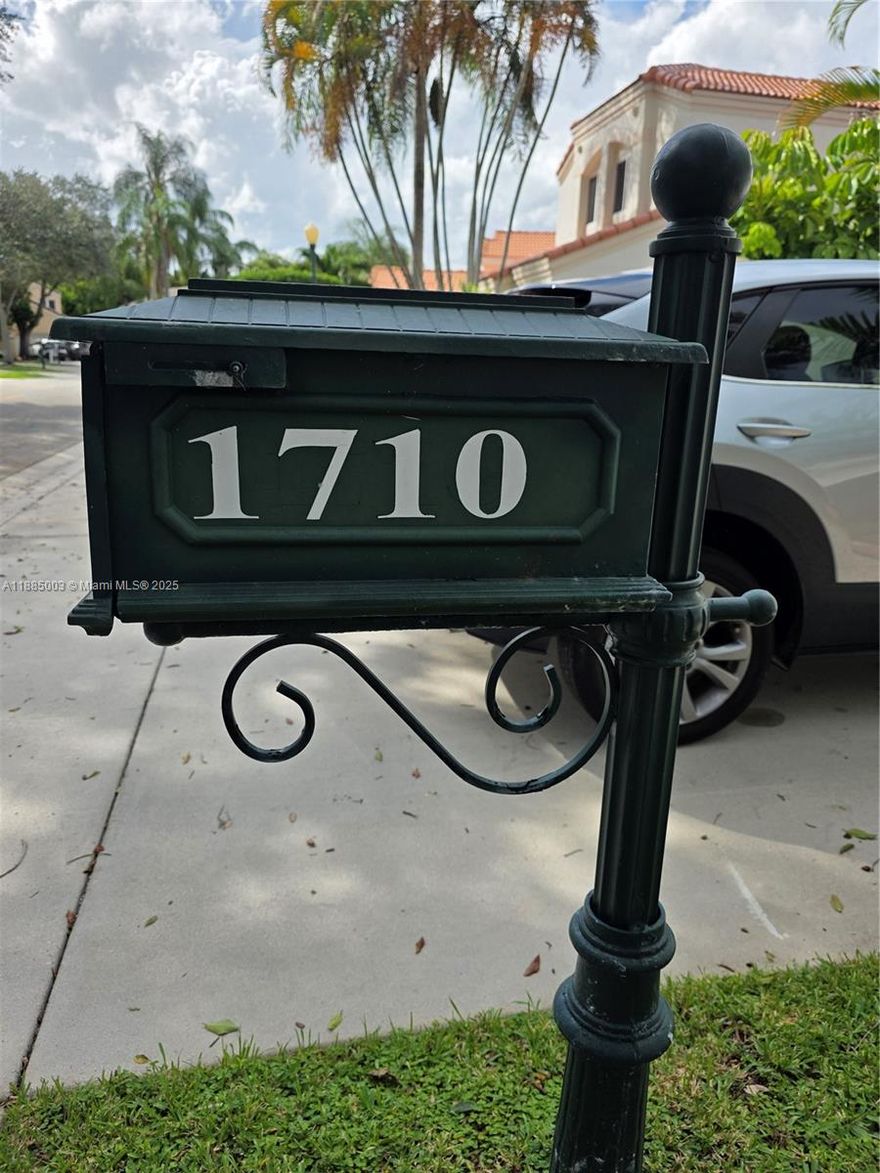 WELL MANTAINED UPDATED  SINGLE FAMILY HOUSE 3/2, BREATHTAKEN LAKE VIEW, BEAUTIFUL  CUSTOM DESIGN WOODEN KITCKEN, 2 CAR GARAGE, HUGE SCRENED AND TILED PATIO, ACCORDION SHUTTERS, COMMUNITY POOL, GATER ENTRY, WALKING DISTANCE TO SCHOOLS, CLUBS AND TOWNCENTER