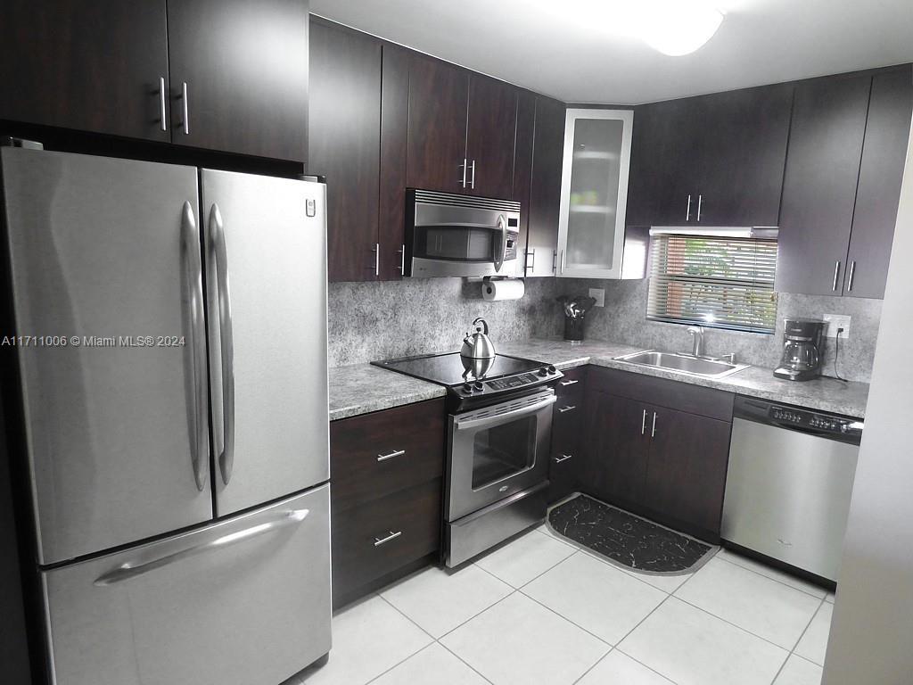 HOLLYBROOK GOLF AND - Residential
