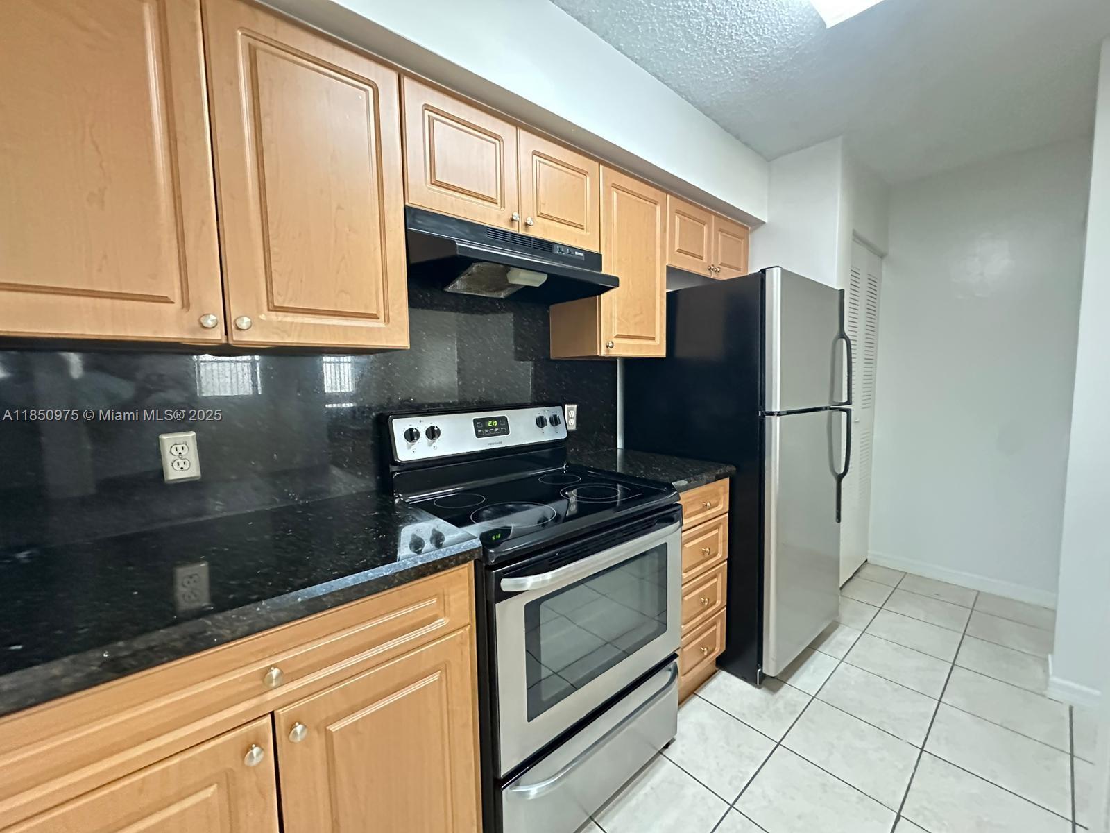 COZY UNIT IN A FAMILY FRIENDLY COMMUNITY FOR EVERYONE TO ENJOY WITH AMENITIES LIKE A SWIMMING POOL, TENNIS COURT, GYM AND MORE! CLOSE TO SHOPPING CENTERS AND I-95. EASY TO SHOW IT..GO TO SHOWING ASSISTANT. SEE BROKERS REMARKS! SEND YOUR OFFERS NOW!!. SHOWING ASSISTANT