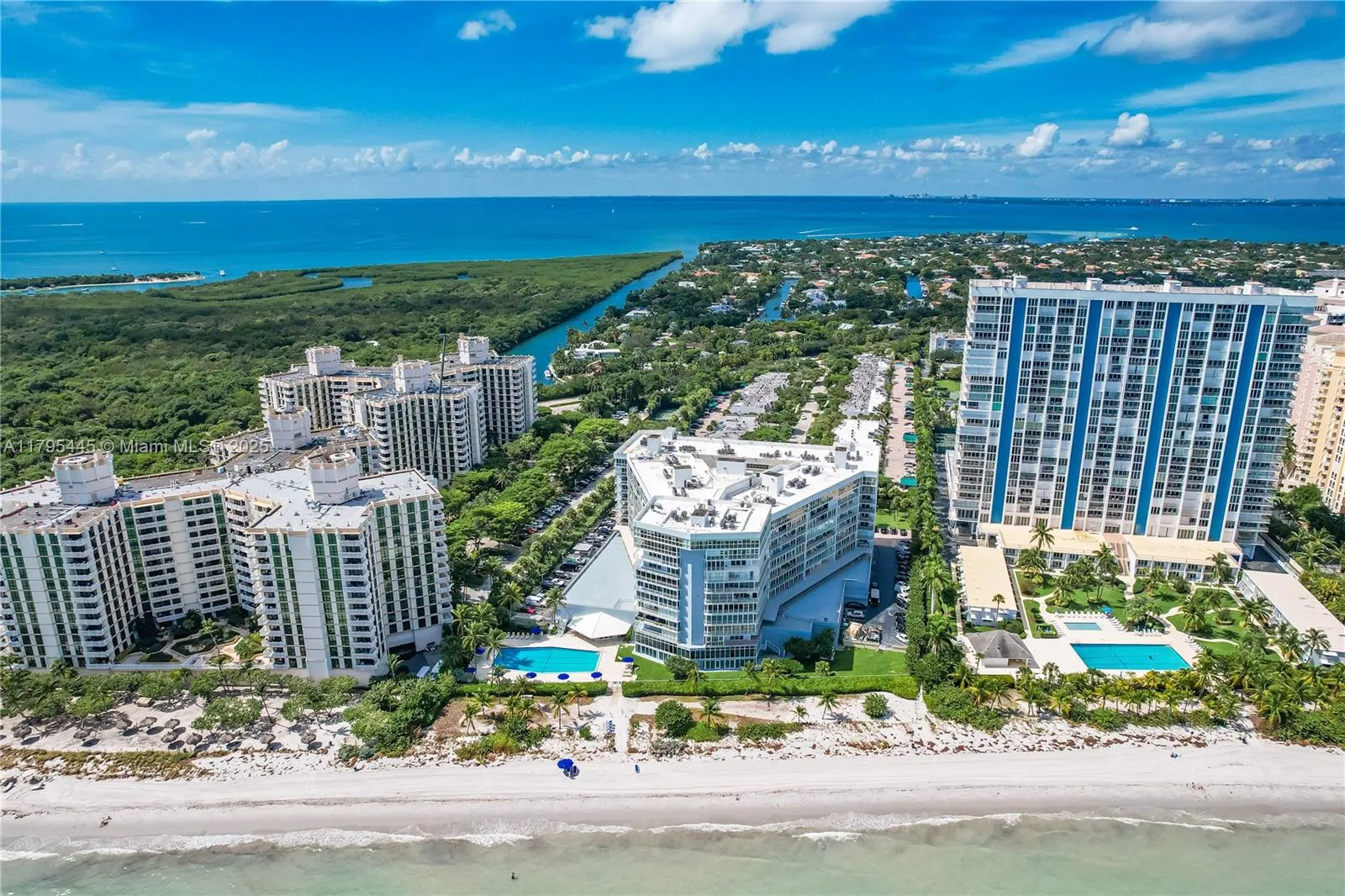 Key Biscayne, Florida 33149, United States, 3 Bedrooms Bedrooms, ,3 BathroomsBathrooms,Residential,Pending,121647