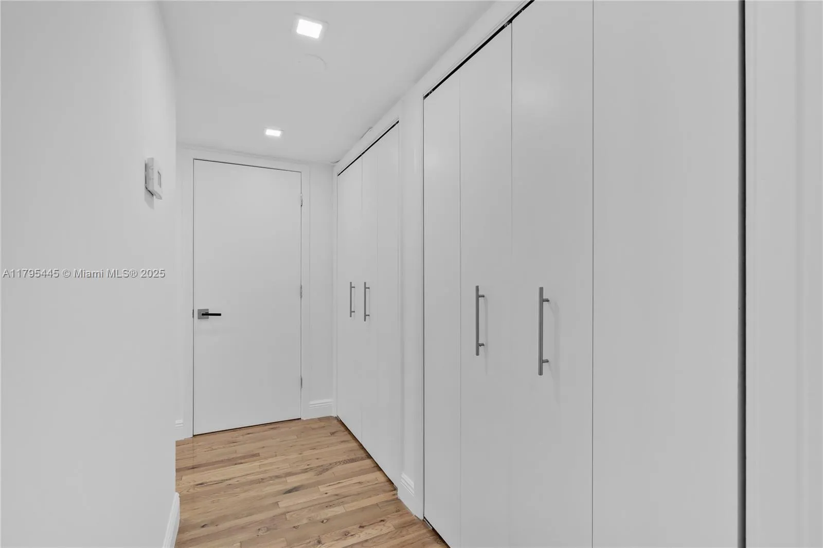 Key Biscayne, Florida 33149, United States, 3 Bedrooms Bedrooms, ,3 BathroomsBathrooms,Residential,Pending,121647