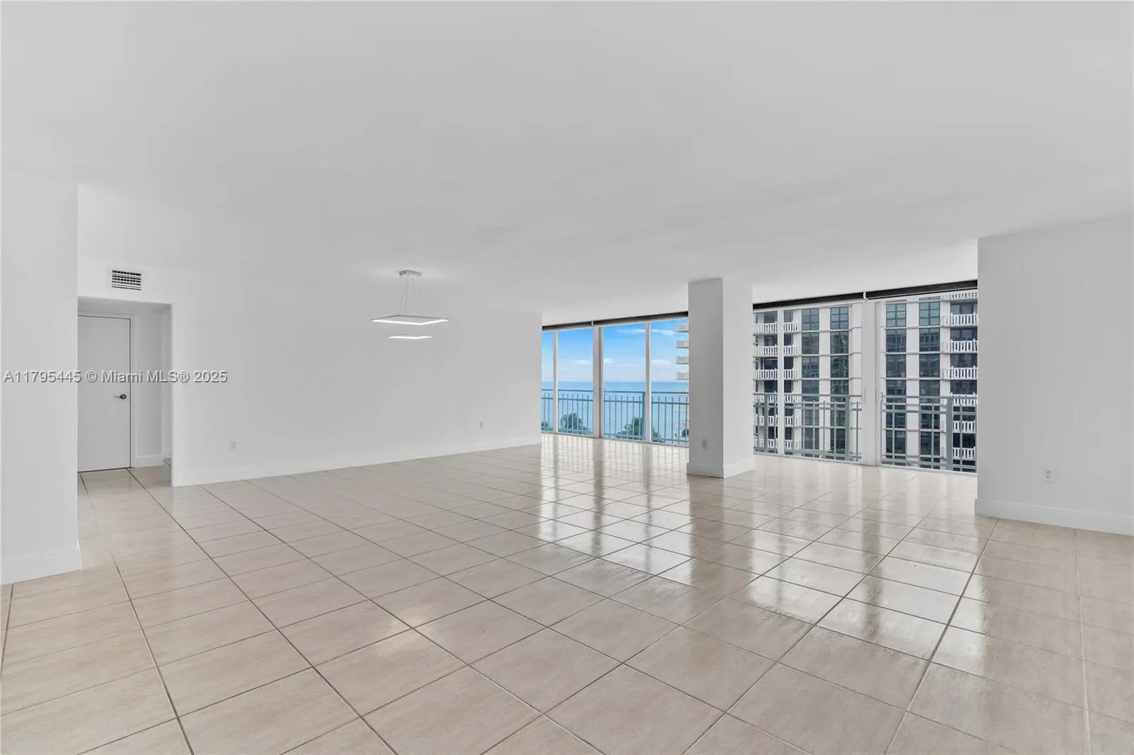 Key Biscayne, Florida 33149, United States, 3 Bedrooms Bedrooms, ,3 BathroomsBathrooms,Residential,Pending,121647