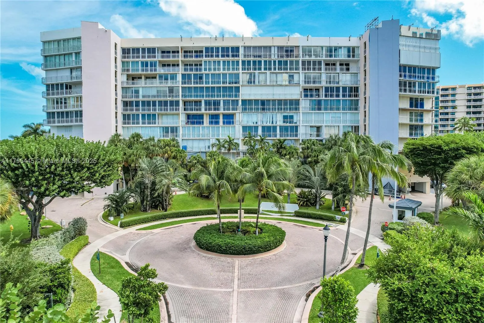 Key Biscayne, Florida 33149, United States, 3 Bedrooms Bedrooms, ,3 BathroomsBathrooms,Residential,Pending,121647