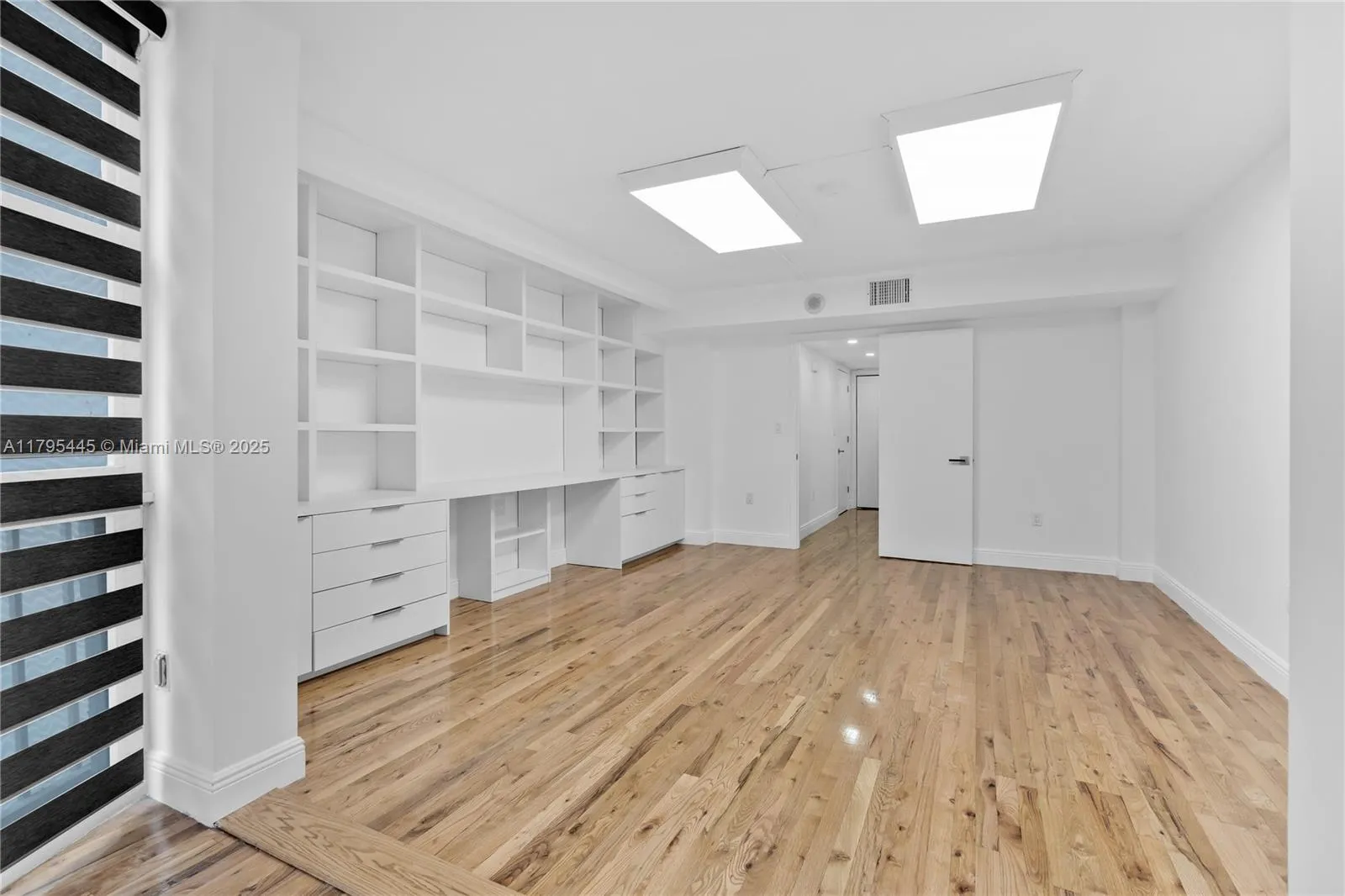 Key Biscayne, Florida 33149, United States, 3 Bedrooms Bedrooms, ,3 BathroomsBathrooms,Residential,Pending,121647