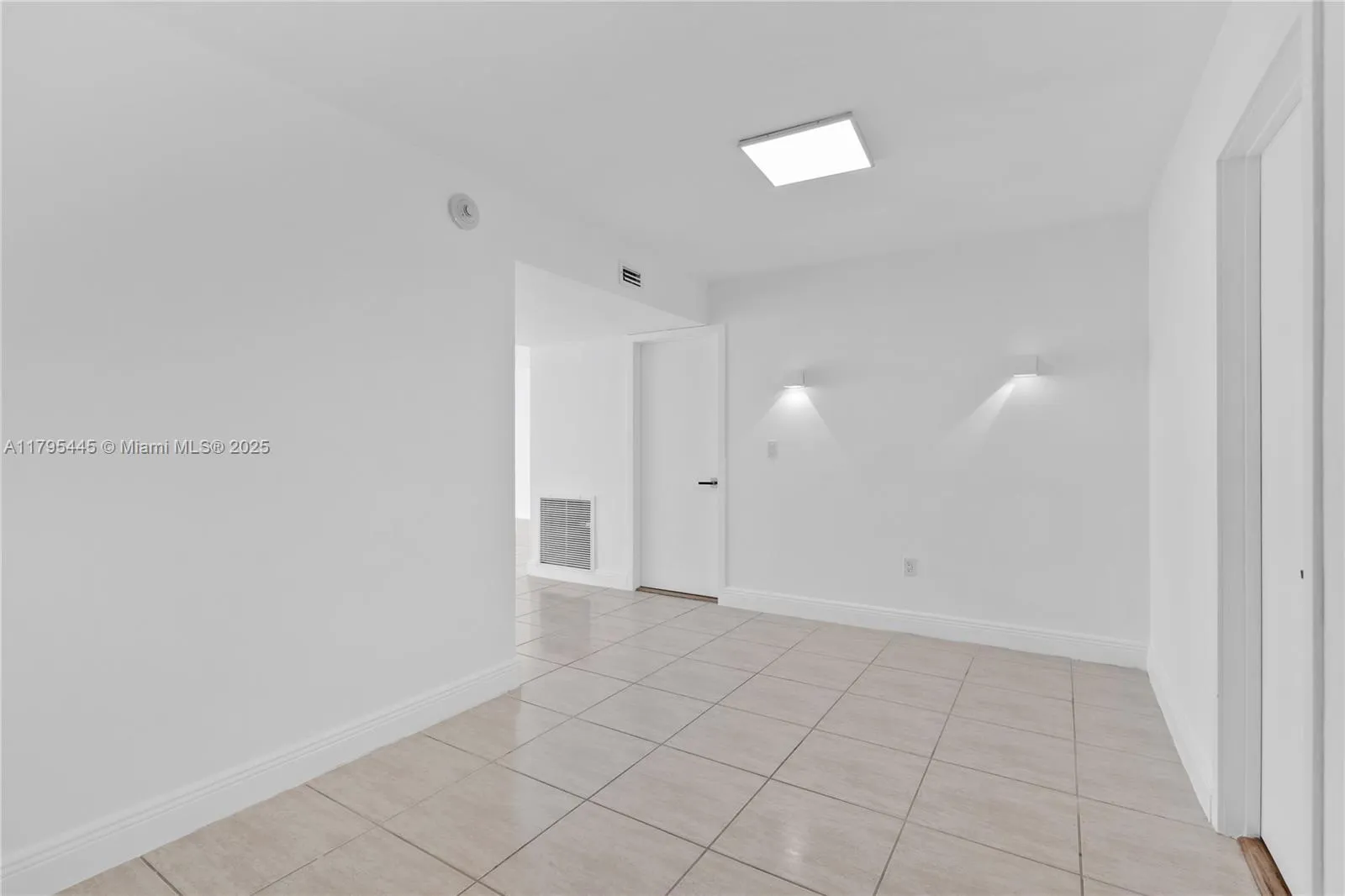 Key Biscayne, Florida 33149, United States, 3 Bedrooms Bedrooms, ,3 BathroomsBathrooms,Residential,Pending,121647