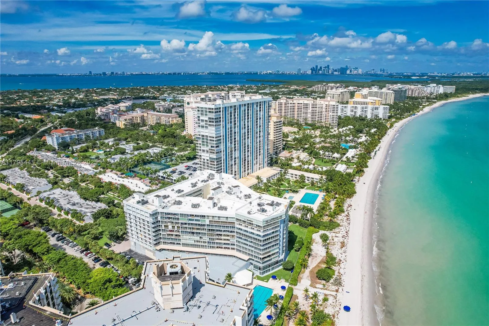 Key Biscayne, Florida 33149, United States, 3 Bedrooms Bedrooms, ,3 BathroomsBathrooms,Residential,Pending,121647