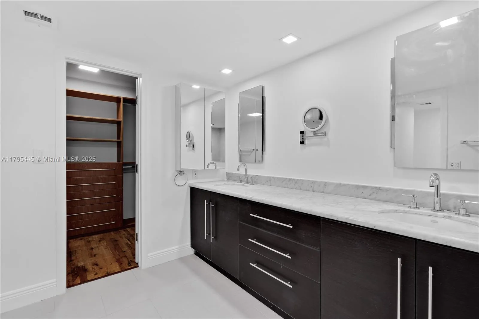 Key Biscayne, Florida 33149, United States, 3 Bedrooms Bedrooms, ,3 BathroomsBathrooms,Residential,Pending,121647