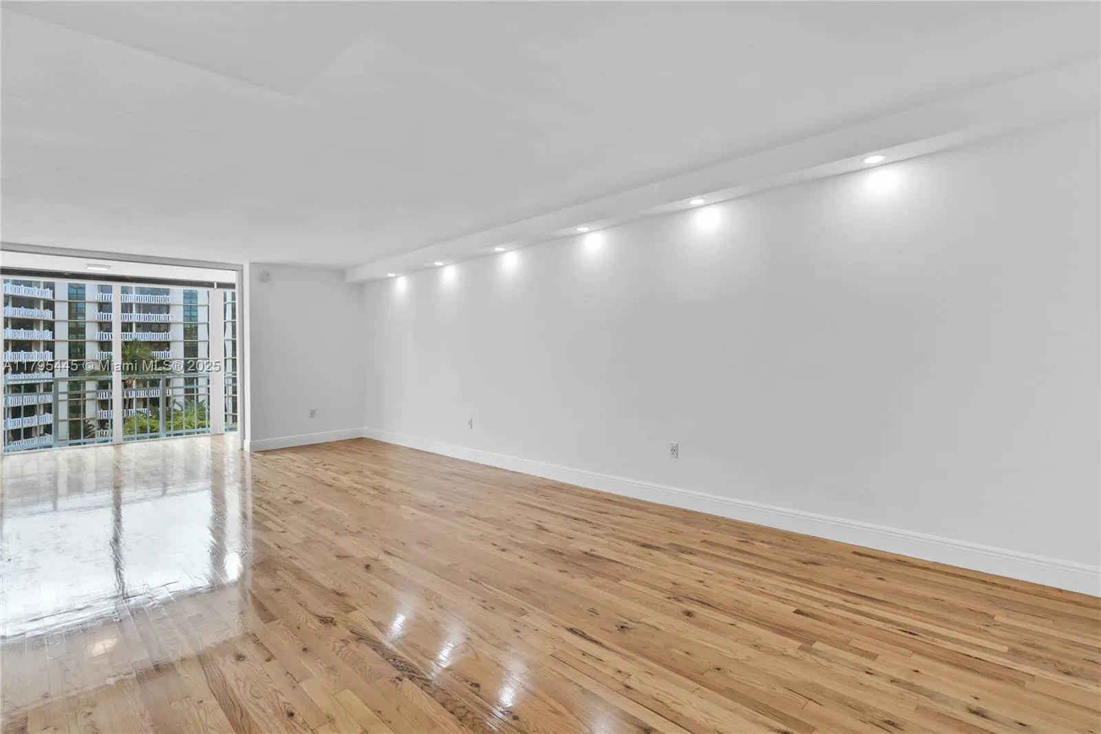 Key Biscayne, Florida 33149, United States, 3 Bedrooms Bedrooms, ,3 BathroomsBathrooms,Residential,Pending,121647