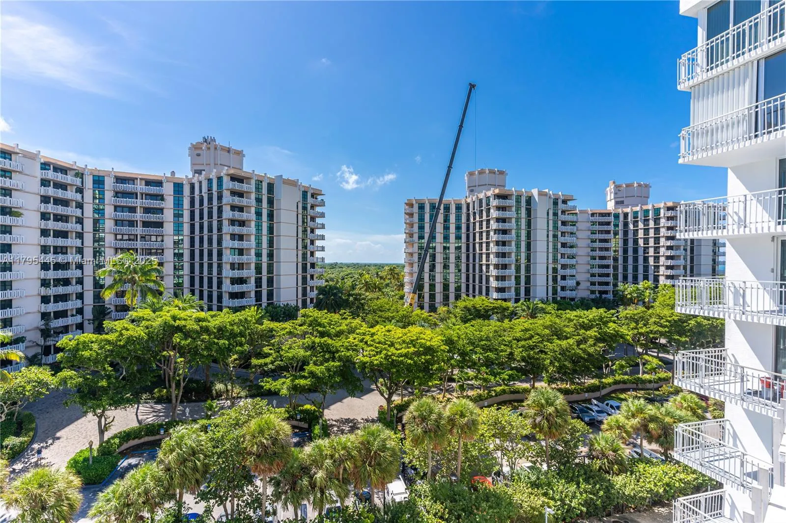 Key Biscayne, Florida 33149, United States, 3 Bedrooms Bedrooms, ,3 BathroomsBathrooms,Residential,Pending,121647