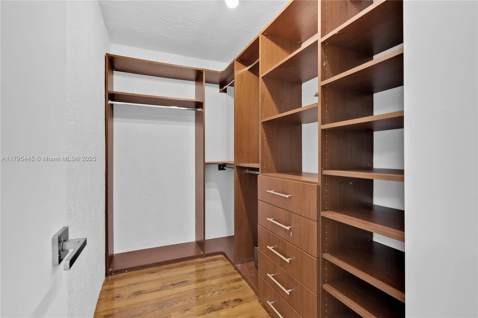 Key Biscayne, Florida 33149, United States, 3 Bedrooms Bedrooms, ,3 BathroomsBathrooms,Residential,Pending,121647