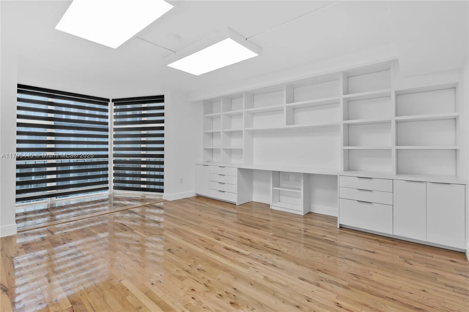 Key Biscayne, Florida 33149, United States, 3 Bedrooms Bedrooms, ,3 BathroomsBathrooms,Residential,Pending,121647