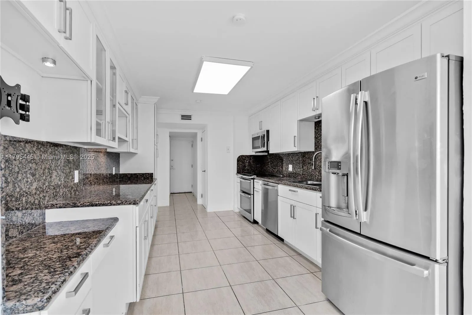 Key Biscayne, Florida 33149, United States, 3 Bedrooms Bedrooms, ,3 BathroomsBathrooms,Residential,Pending,121647