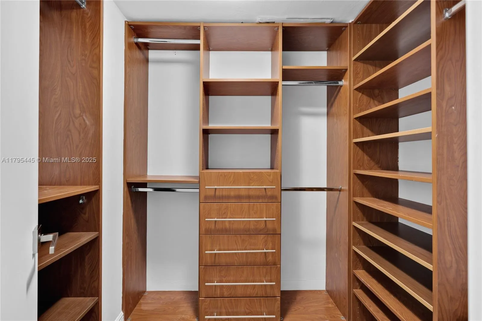 Key Biscayne, Florida 33149, United States, 3 Bedrooms Bedrooms, ,3 BathroomsBathrooms,Residential,Pending,121647