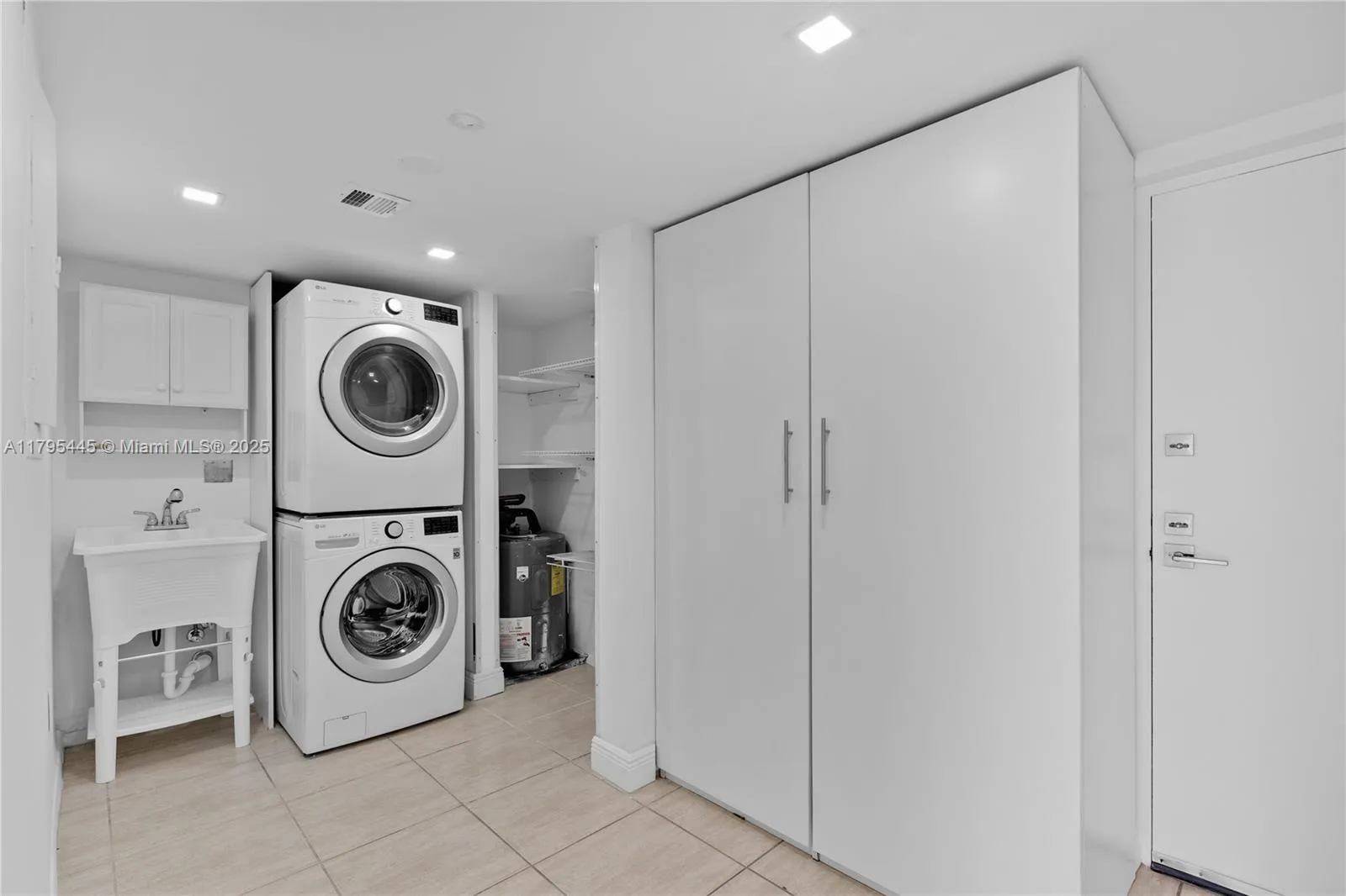 Key Biscayne, Florida 33149, United States, 3 Bedrooms Bedrooms, ,3 BathroomsBathrooms,Residential,Pending,121647