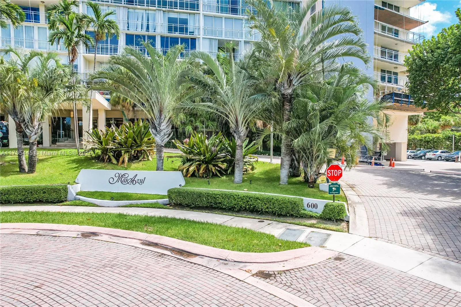 Key Biscayne, Florida 33149, United States, 3 Bedrooms Bedrooms, ,3 BathroomsBathrooms,Residential,Pending,121647