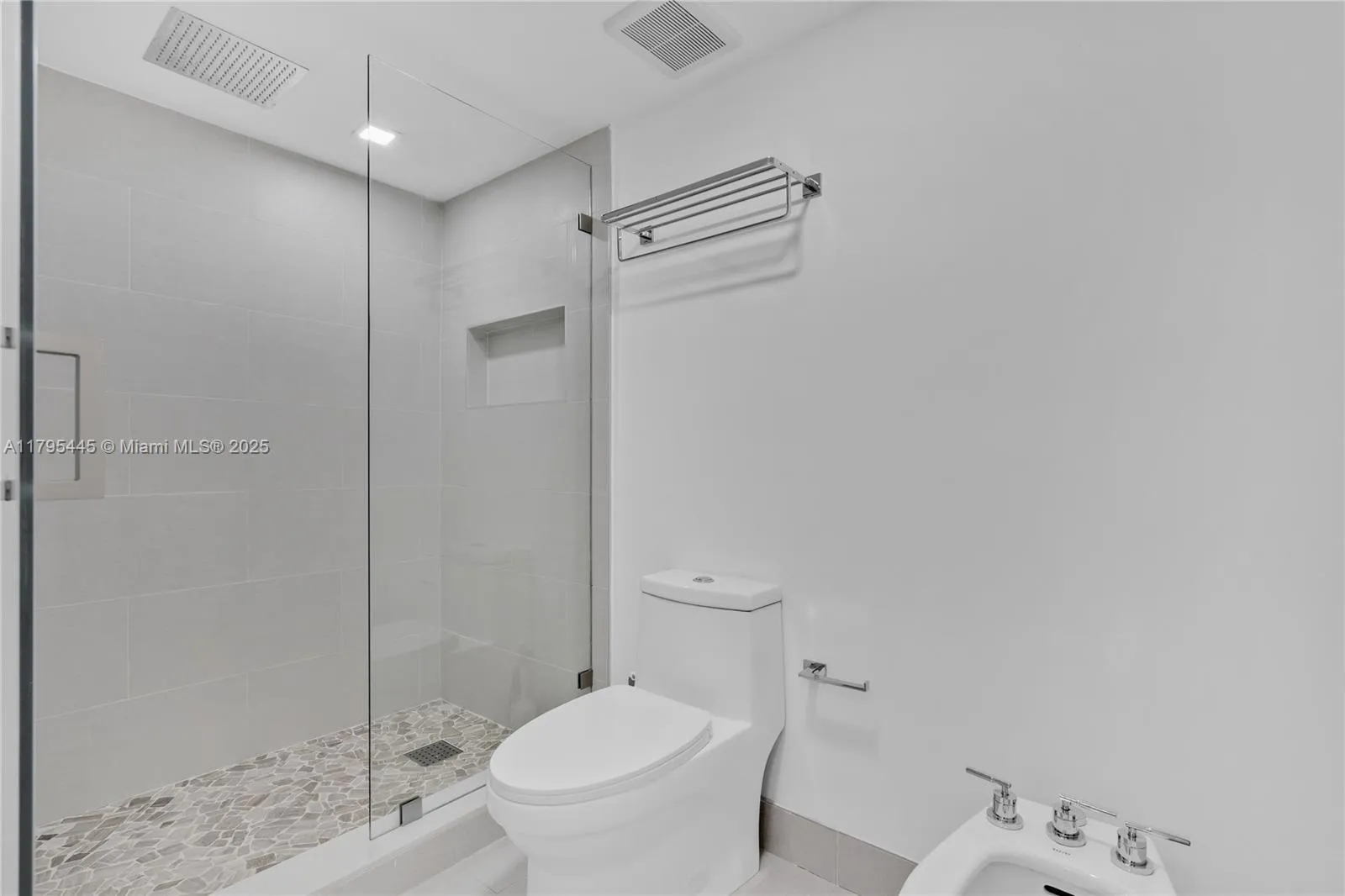 Key Biscayne, Florida 33149, United States, 3 Bedrooms Bedrooms, ,3 BathroomsBathrooms,Residential,Pending,121647