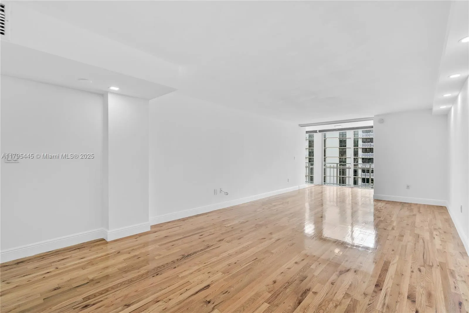 Key Biscayne, Florida 33149, United States, 3 Bedrooms Bedrooms, ,3 BathroomsBathrooms,Residential,Pending,121647