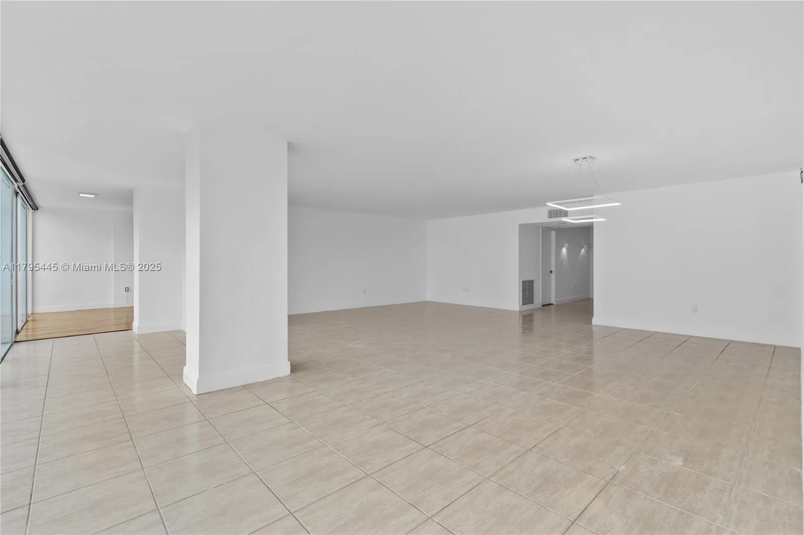 Key Biscayne, Florida 33149, United States, 3 Bedrooms Bedrooms, ,3 BathroomsBathrooms,Residential,Pending,121647