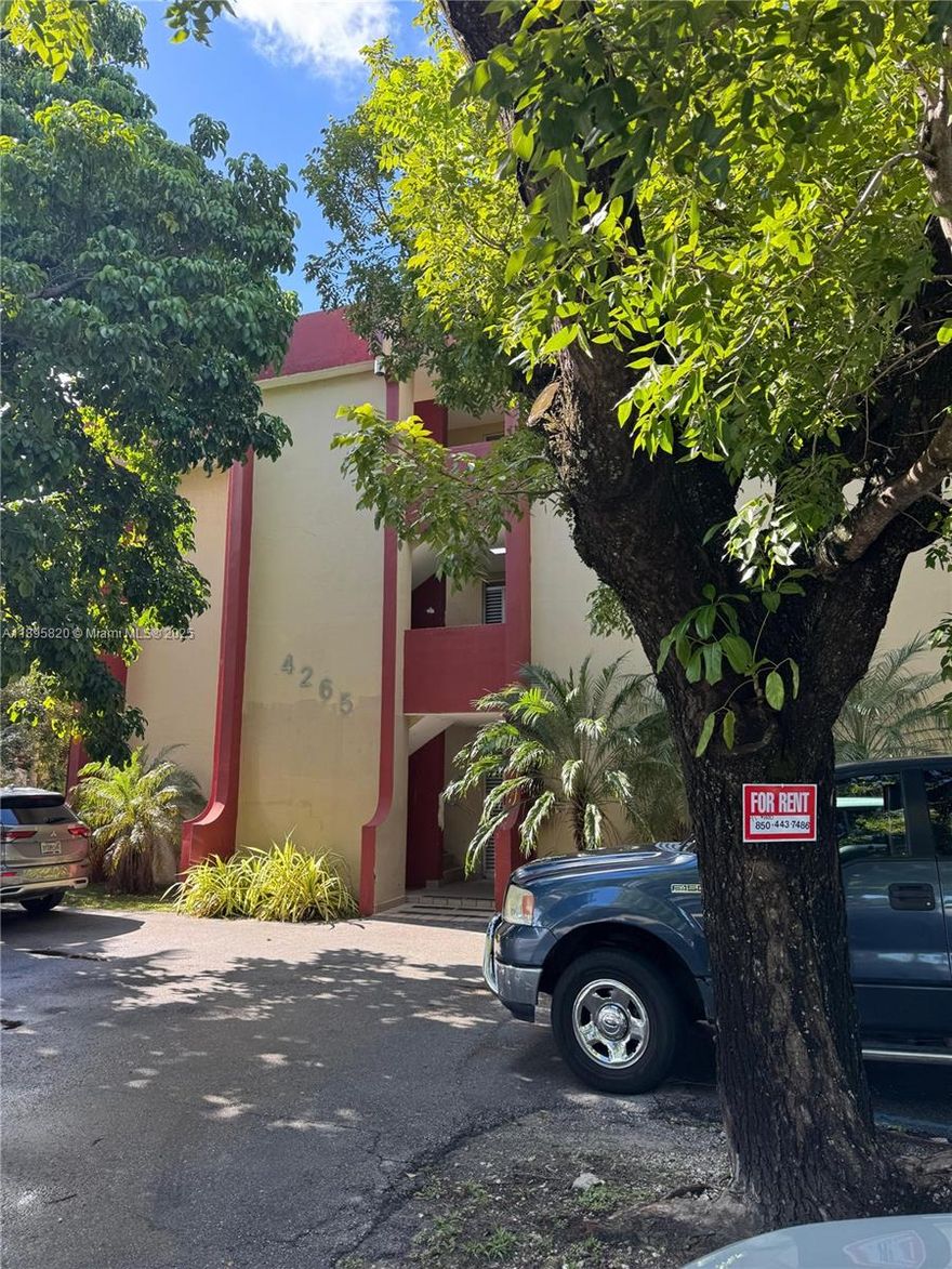 Prime Location! minutes from coral Gables, Airport and beaches. Cozy apartment with easy access to major highways. NO PETS PER ASSOCIATION.