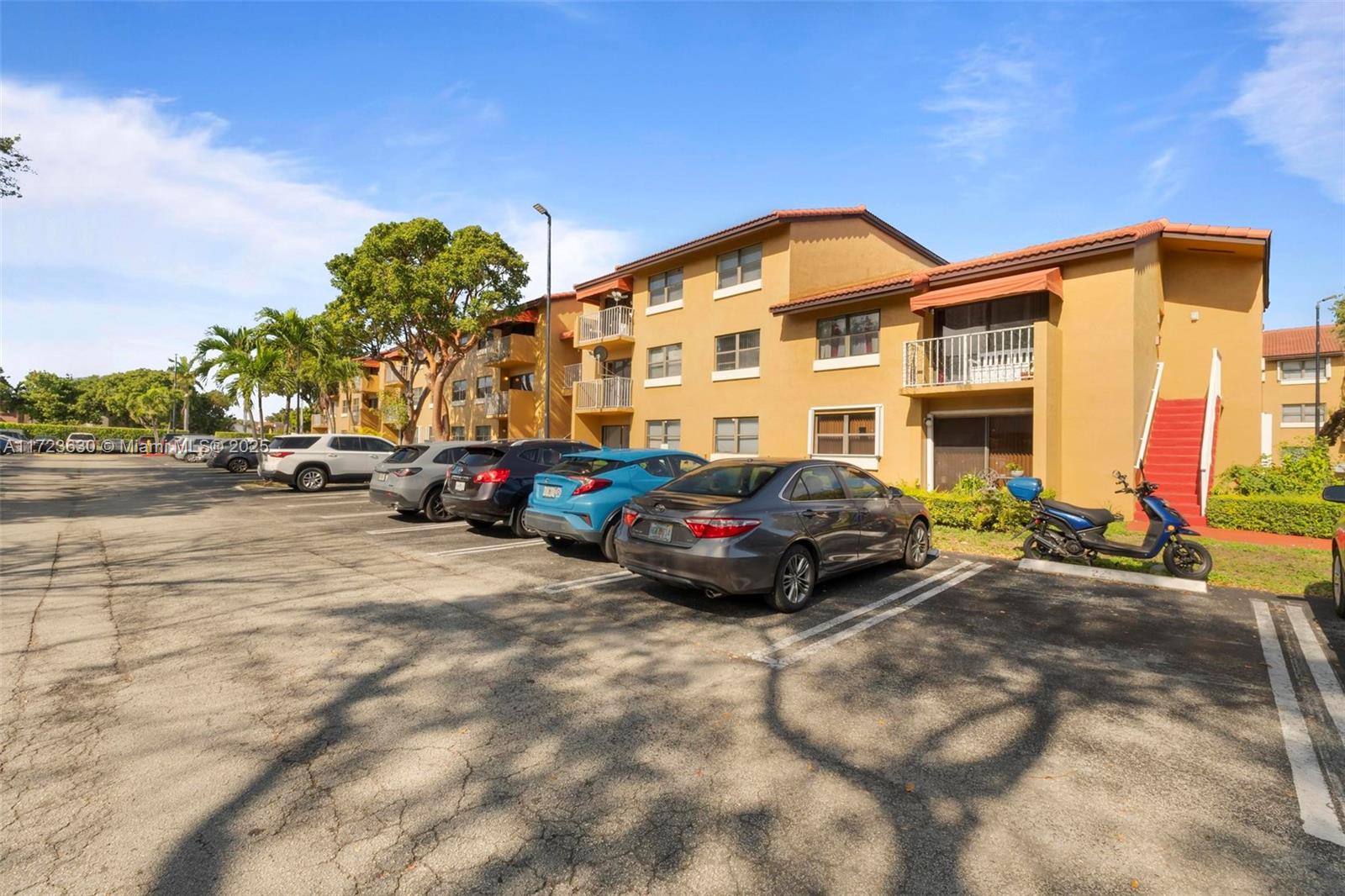 THE COURTS AT KENDALL CON - Residential