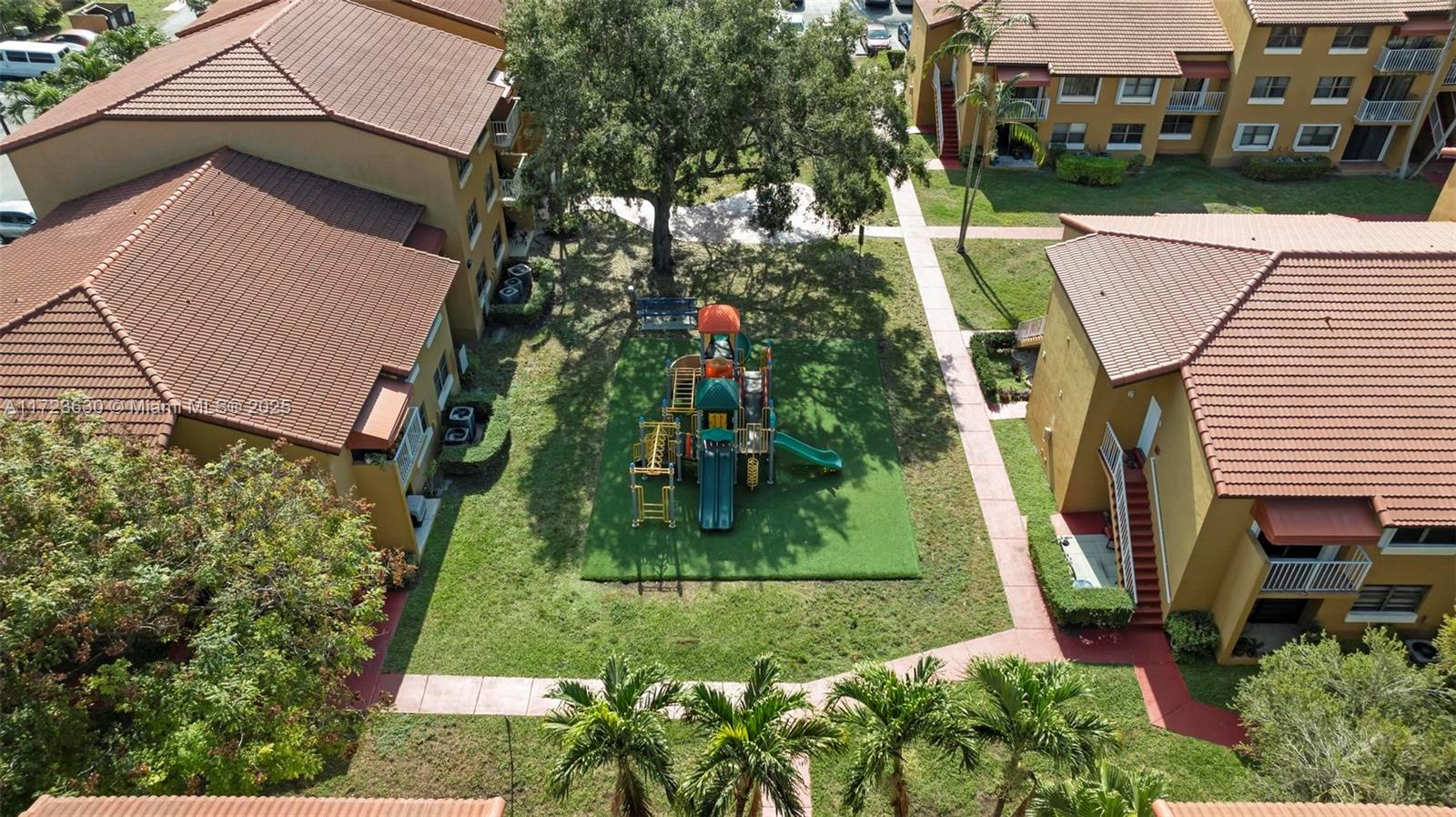 THE COURTS AT KENDALL CON - Residential