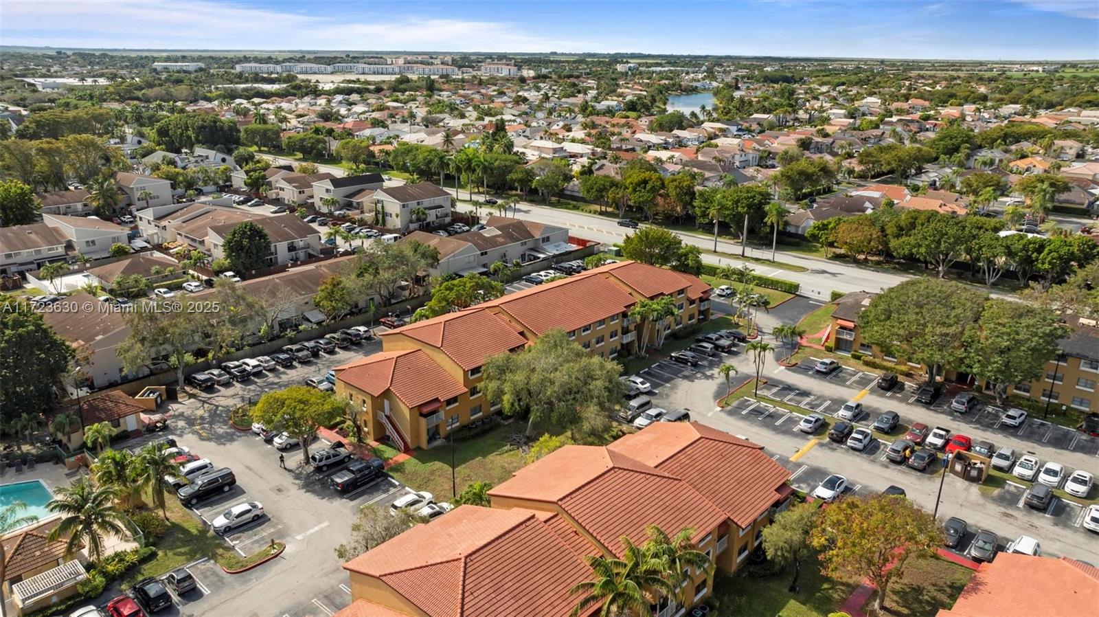 THE COURTS AT KENDALL CON - Residential