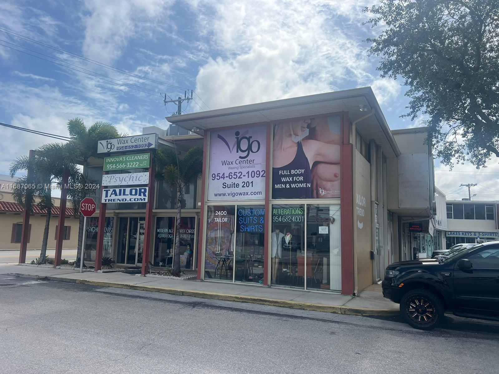 Lease a versatile commercial space in a prime location! Situated on bustling Oakland Park Boulevard, this property offers excellent visibility and accessibility, just minutes from US-1 and I-95. Zoning: B-1, accommodating various business uses, Churches, or Places of Worship, including medical and dental offices, general office spaces, salons, yoga/dance studios, and retail. Centrally located in Fort Lauderdale's thriving business district, with high traffic volume and ample nearby amenities. Ample parking for tenants and visitors,