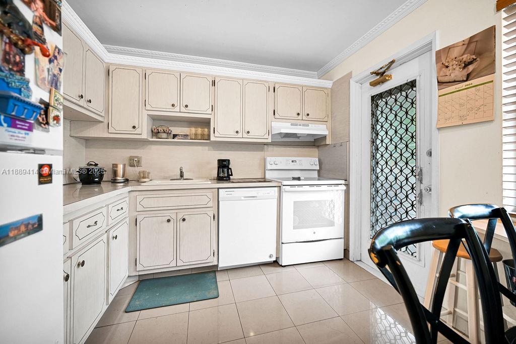 HILLCREST COUNTRY CLUB AP - Residential