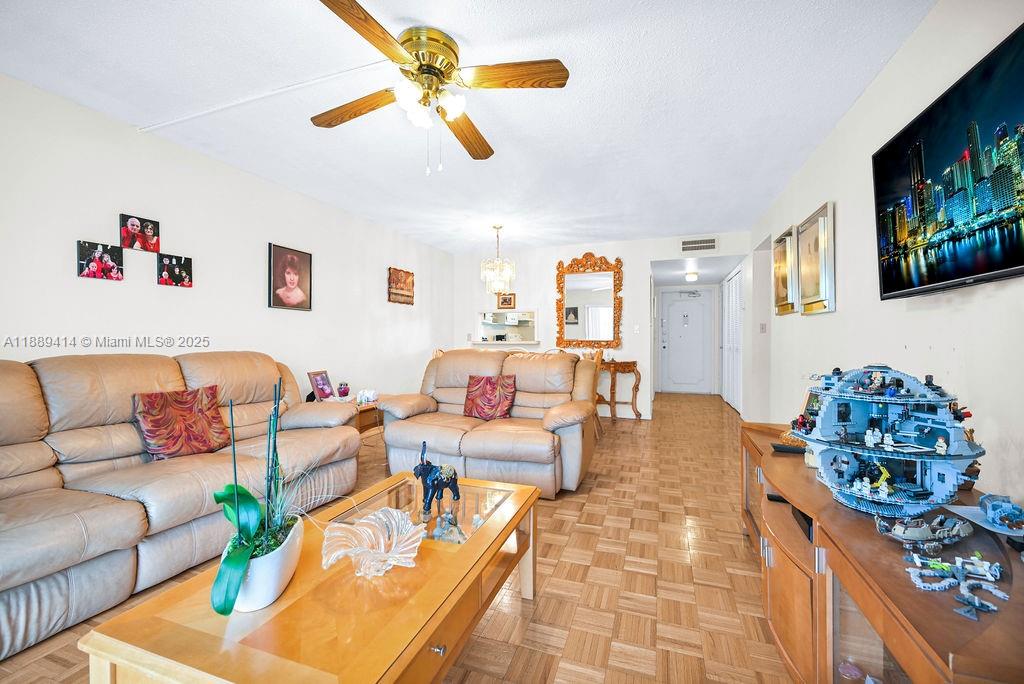HILLCREST COUNTRY CLUB AP - Residential