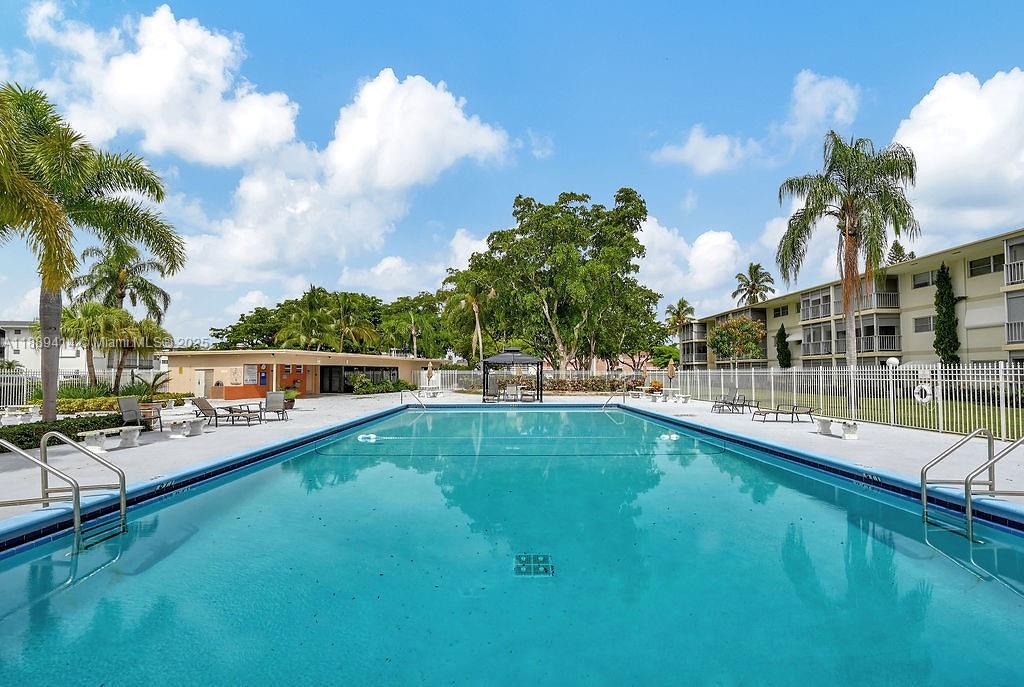 HILLCREST COUNTRY CLUB AP - Residential