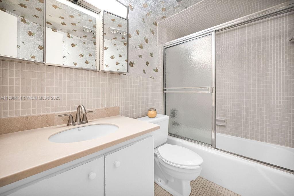 HILLCREST COUNTRY CLUB AP - Residential