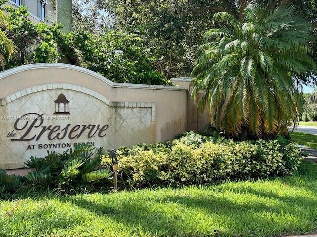 Magnificent!!! Great location in the heart of Boynton Beach, thtis spacious tri-level townhouse feature 3 Bed/3 Baths and 1/Attached garage, vinyl and ceramic floor, Restaurants and close to shop.