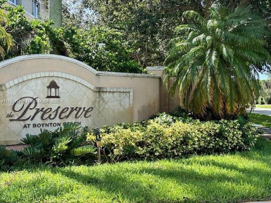 Magnificent!!! Great location in the heart of Boynton Beach, thtis spacious tri-level townhouse feature 3 Bed/3 Baths and 1/Attached garage, vinyl and ceramic floor, Restaurants and close to shop.