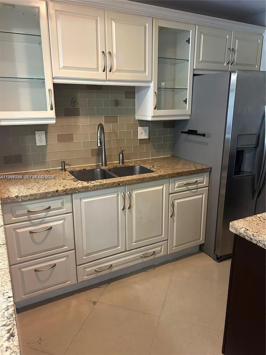 CORNER UNIT, 2BDR, 2 BATH, IN MINT CONDITIONS.  BRAND NEW KITCHEN WITH STAINLESS STEEL APPLIANCES, NEW WASHER AND DRYER, READY TO MOVE IN. QUIET BUILDING IN AN EXCELLENT LOCATION