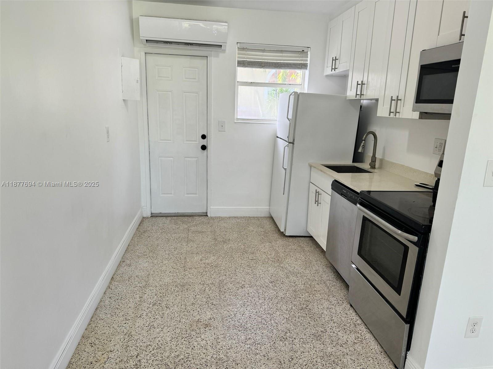 Charming 1-Bedroom, 1-Bath Unit in the Heart of Miami!
Discover this bright and spotless residence featuring a brand-new kitchen and a well-kept grassy yard. Set within a beautifully maintained multi-family property, this unit offers both comfort and convenience in a prime Miami location. Perfect for those seeking a clean, modern home in a vibrant setting.