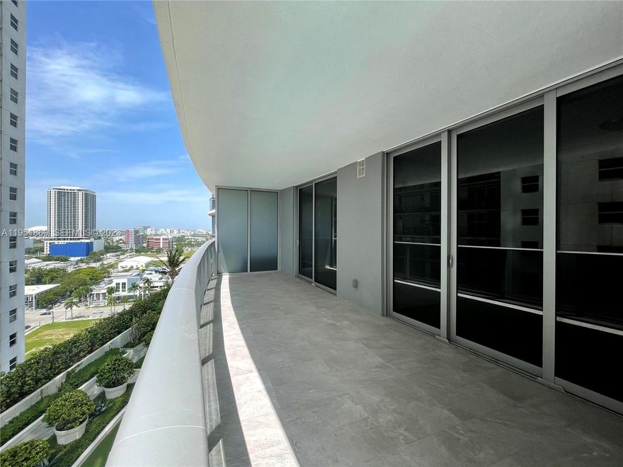 In the heart of Edgewater, beautiful unit at Aria on The Bay Miami! With over 1,038 Sq. Ft. of living space and large balcony/terrace with Biscayne and City views. Unit features: Italkraft cabinetry, Bosch stainless steel appliances and Brizo faucets. Aria on the Bay features over 25,000 Sq. Ft. of Amenities in addition to being next to Margaret Pace Park and the Art & Entertainment District.