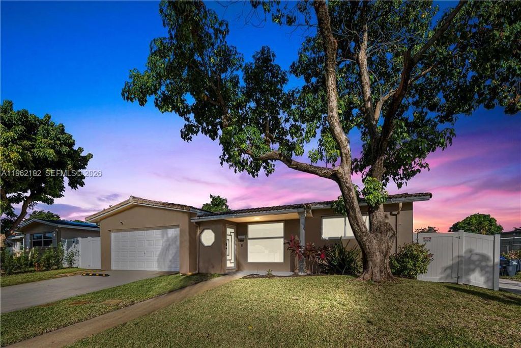 Photo of 2101 N 52nd Ave #2101, Hollywood, FL 33021 (MLS # A11962192)