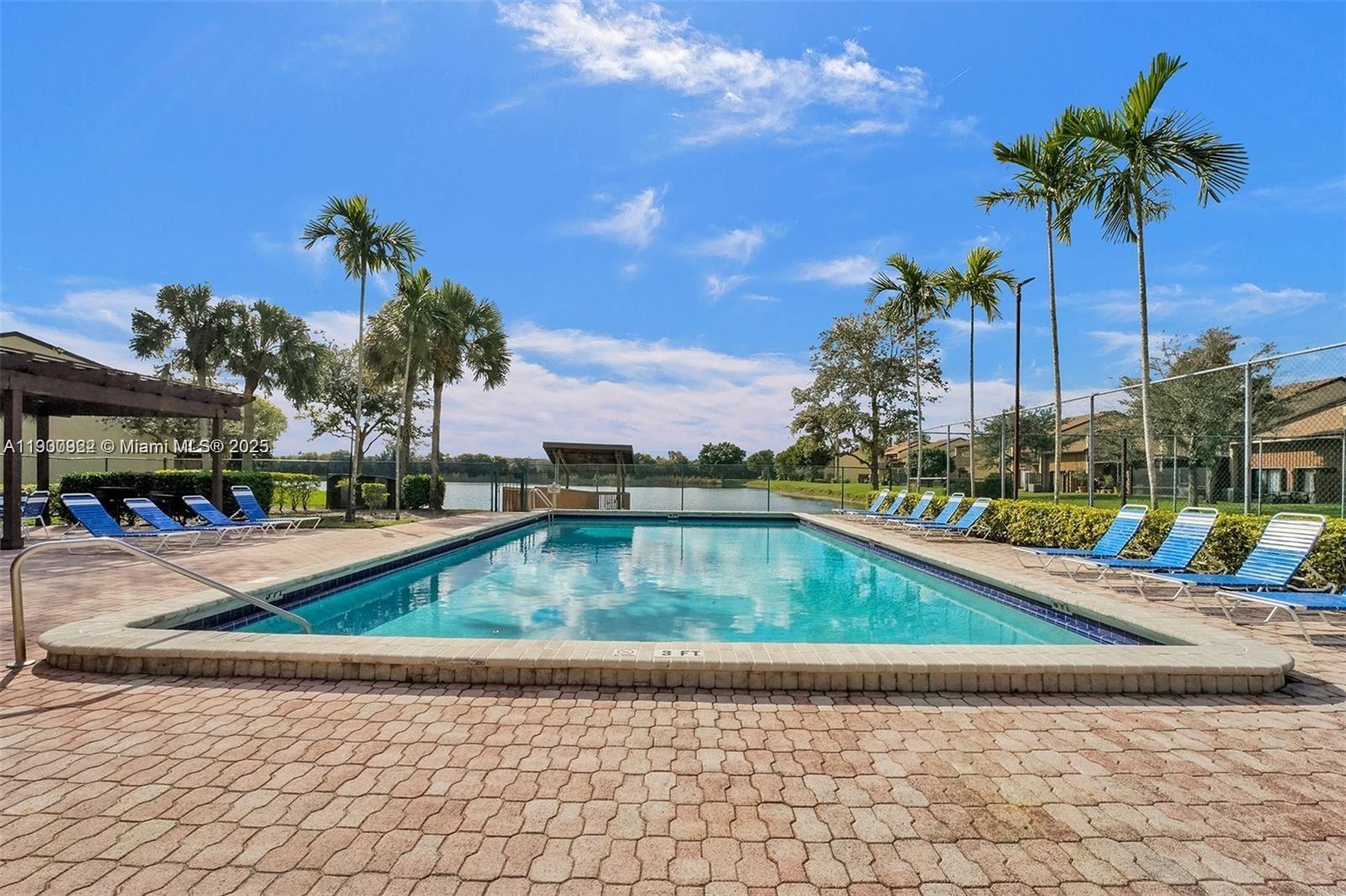 PINE ISLAND LAKES TOWNHOM - Residential
