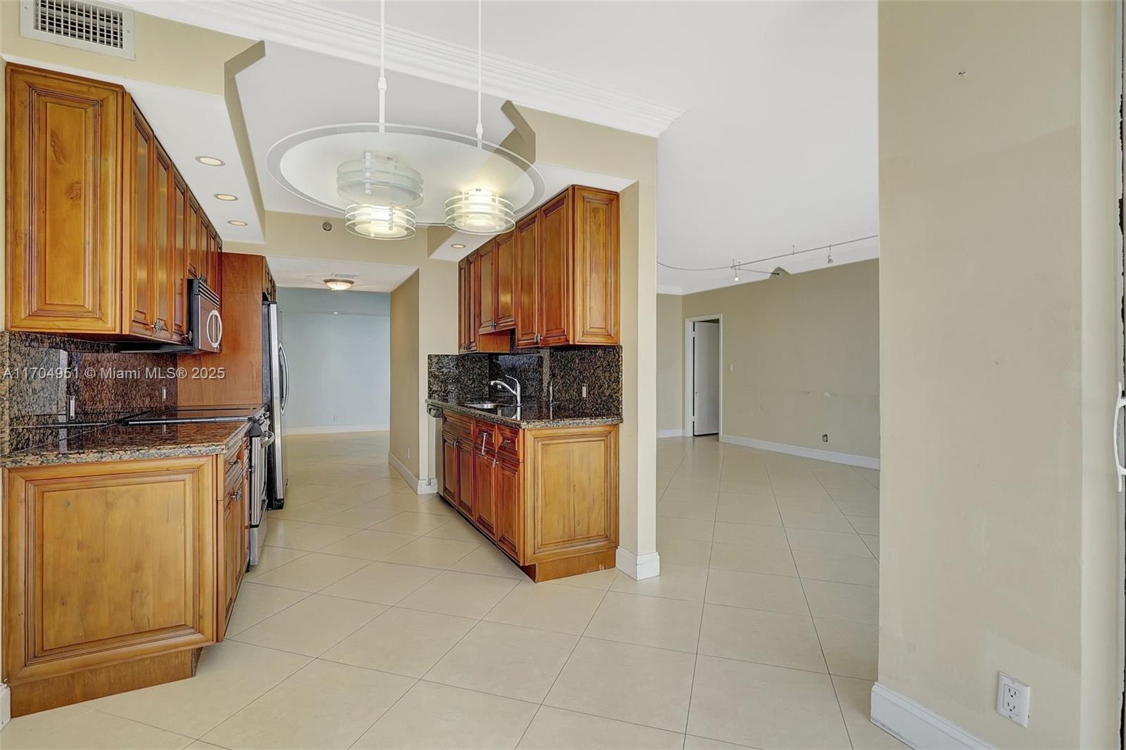 HAMPTONS WEST CONDO - Residential