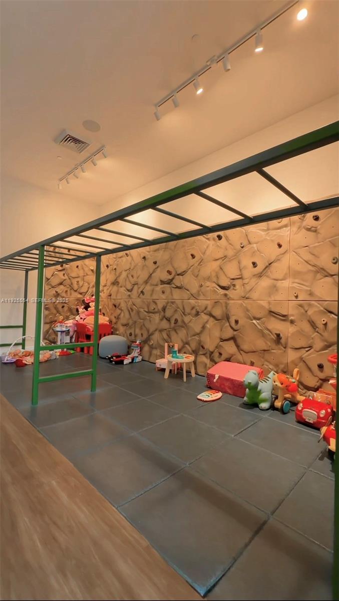 THE HARBOUR SOUTH CONDO - Residential