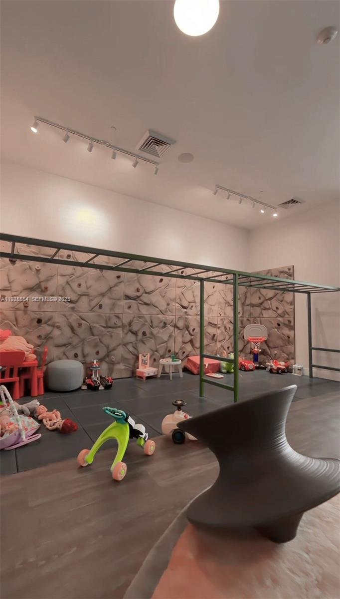 THE HARBOUR SOUTH CONDO - Residential