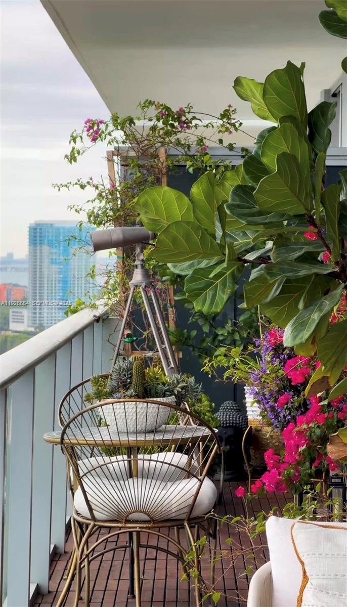 THE HARBOUR SOUTH CONDO - Residential