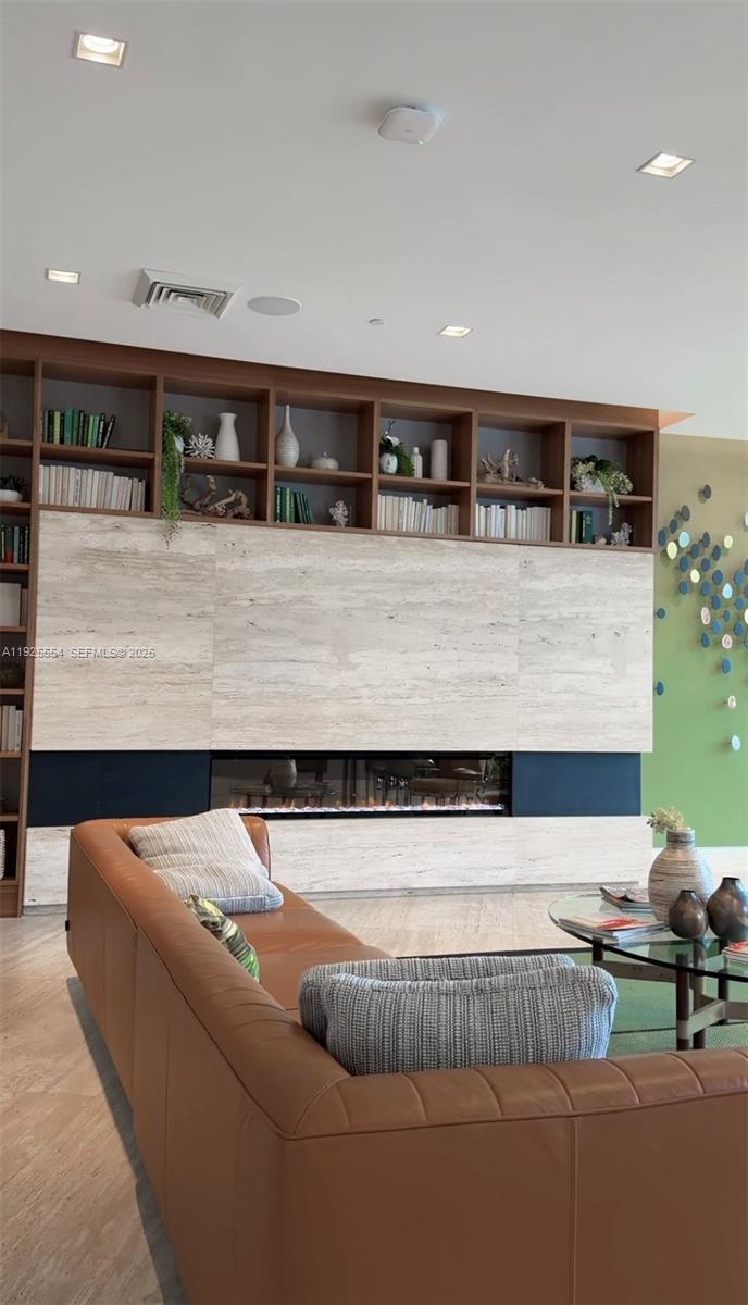 THE HARBOUR SOUTH CONDO - Residential