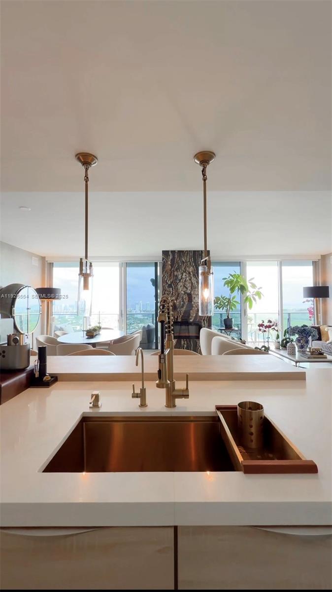 THE HARBOUR SOUTH CONDO - Residential