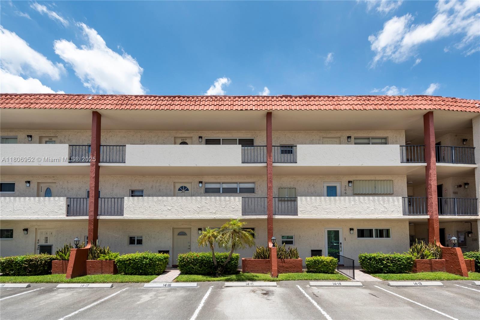 Property for Sale at 9823 S Hollybrook Lake Dr 105, Pembroke Pines, Miami-Dade County, Florida - Bedrooms: 1 
Bathrooms: 2  - $129,000