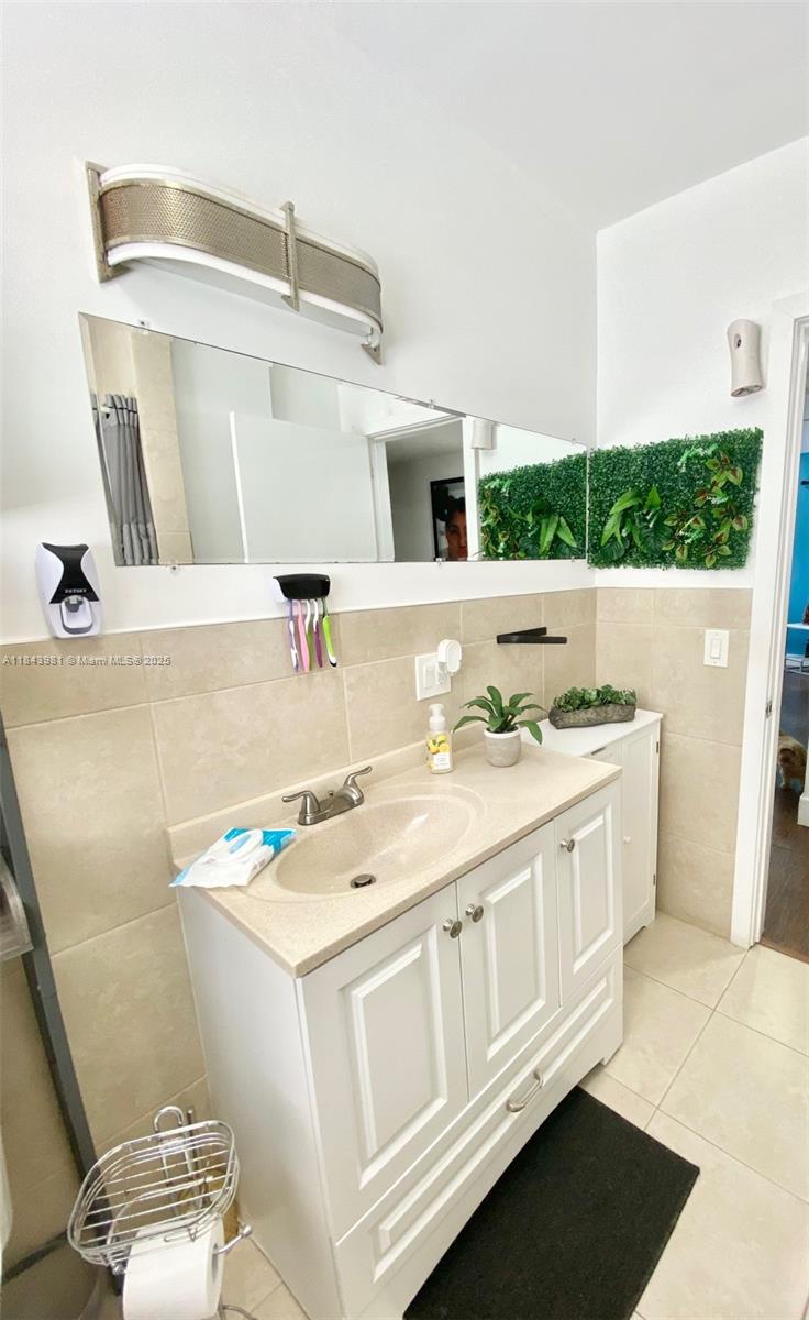 1ST ADDN TO LAWNDALE - Residential