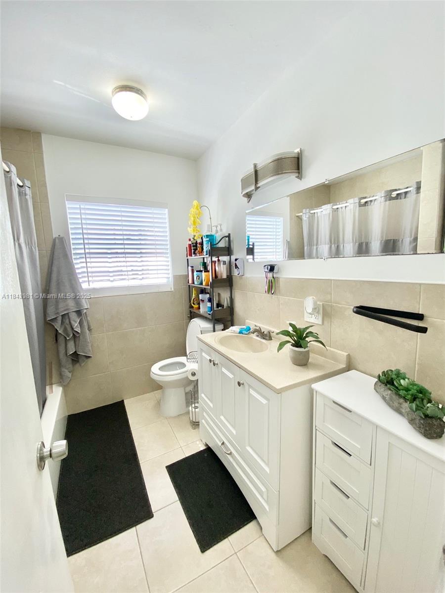 1ST ADDN TO LAWNDALE - Residential