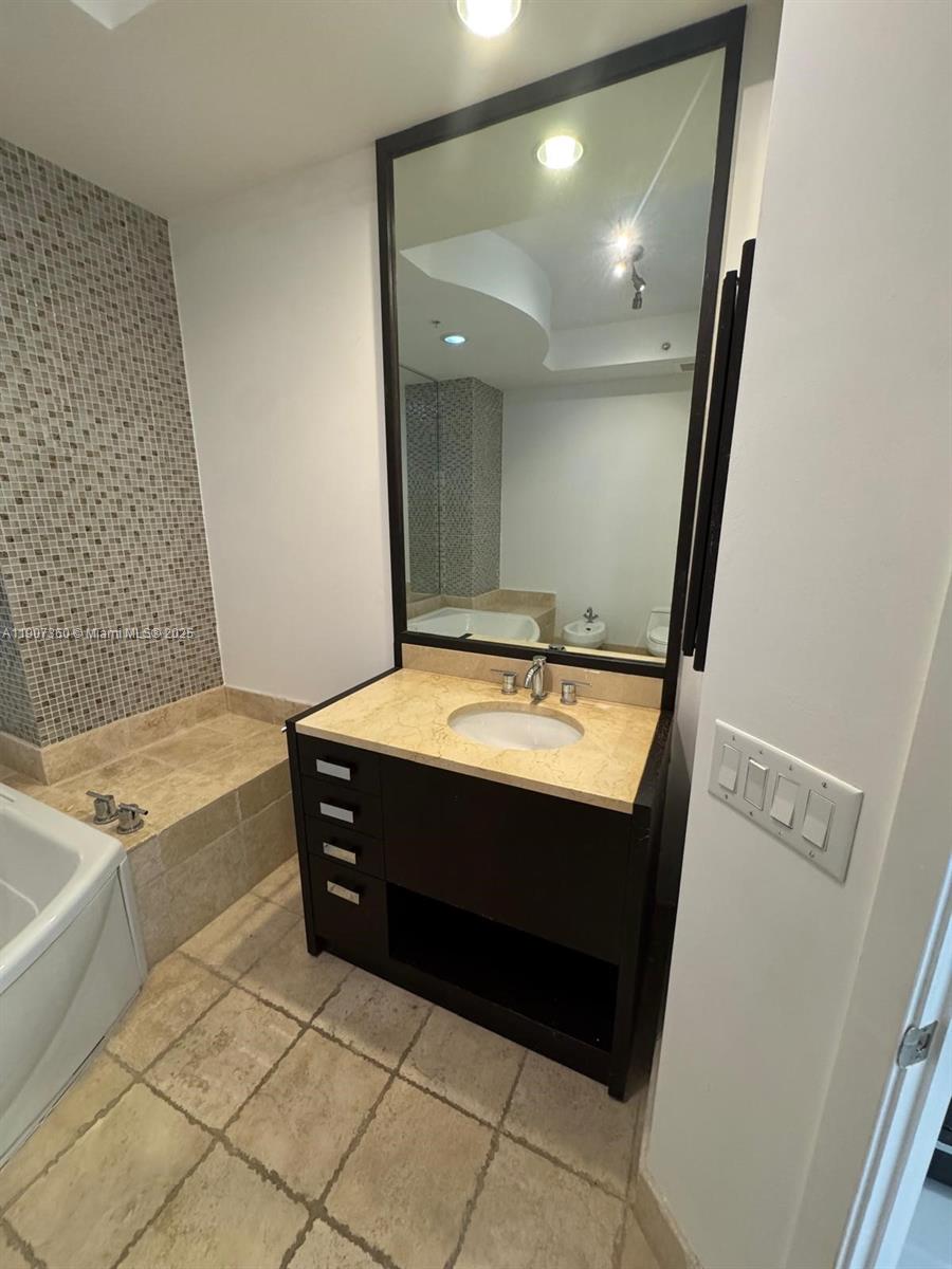 TRUMP ROYALE CONDO - Residential Lease