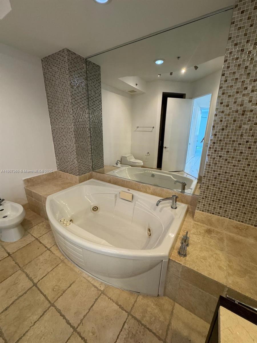 TRUMP ROYALE CONDO - Residential Lease